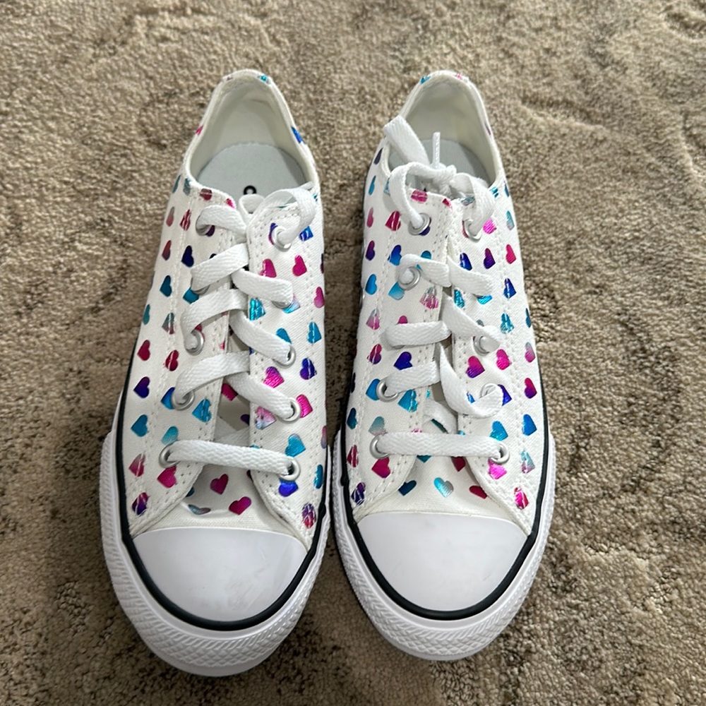 Converse All Star Junior Girls Low Top white with hearts  Sneakers Shoes size 2